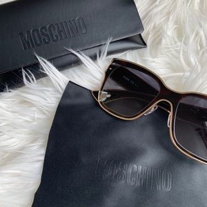 ✨ NWT ✨ OVERSIZED MOSCHINO SUNNIES